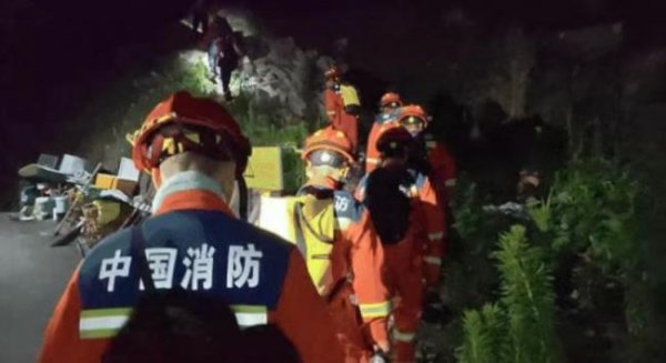 股票配资机构 驴友深夜被困峡谷 消防通宵营救 深山大冒险终平安